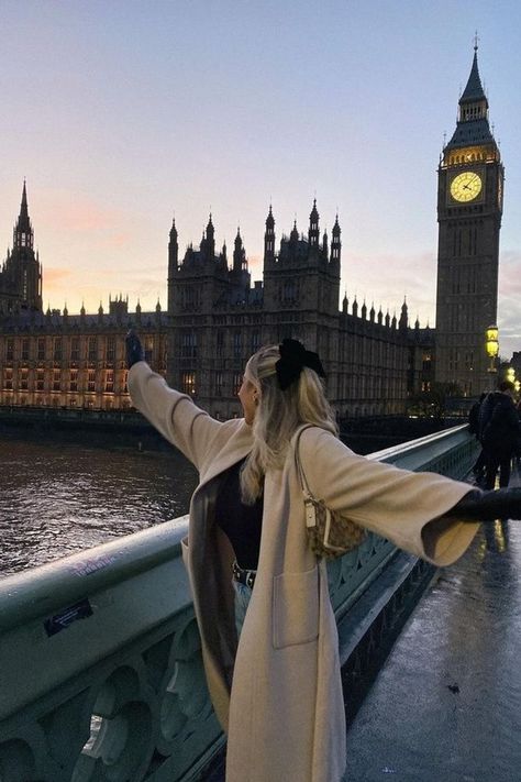 If you're wondering what to pack for London - layering is key 🔑 🐻 This trench was EVERYTHING, so I paired it with basics and this sweet hair bow. I'm always putting together cute outfits, casual outfits, and everyday outfits. if you want to shop my looks or dress like me, tap to explore my LTK! Night Street Style, London Summer Outfit, London Winter Outfits, London Outfit Ideas, London Photo Ideas, Vintage Old Money, Outfit London, London Outfits, Outfit Baddie