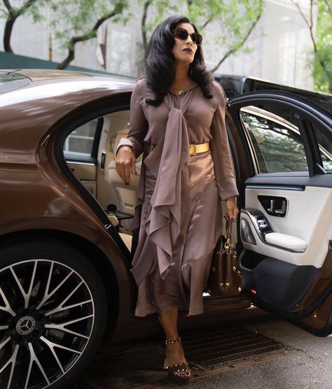 And Just Like That... Costumes on Instagram: “SEEMA A STUDY IN BROWNS 🤎🤎 @sarita__choudhury @fendi @maisonvalentino @verdurajewelry @marlolazjewelry 🛎🤎” Sarita Choudhury, Unique Talents, I Am Confident, Film Fashion, Law Office, January 10, Classy Casual, And Just Like That, The Leader