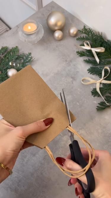 Little Holiday Gifts, Brown Bag Christmas Wrapping, Decorating Brown Paper Bags For Christmas, How To Gift Wrap Chocolates, Brown Christmas Decorations Ideas, Christmas Bag Wrapping Ideas, Wrapped Presents Decorations, Brown Paper Bag Christmas Gift Bags, Present Bags Ideas