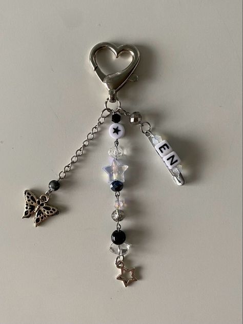 Enhypen Keychain Ideas, Enhypen Diy Ideas, Enhypen Inspired Bracelet, Beads Keychain Design, Enhypen Accessories, Enhypen Gift Ideas, Enhypen Bracelet Ideas, Enhypen Diy Crafts, Enhypen Crafts