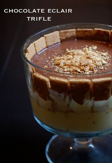 Chocolate Eclair Trifle | Layer vanilla pudding, chocolate ganache, graham crackers, whipped cream. Eclair Trifle, Triffle Recipe, Trifle Bowl Recipes, Trifle Dessert Recipes, Chocolate Eclair, Trifle Desserts, Trifle Recipe, Cooking Club, 7 Seconds