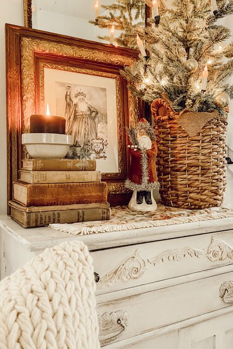 Unique Christmas Decor, Christmas Sides, French Country Christmas, Christmas Vignettes, Cozy Christmas Decor, Vintage Inspired Christmas, Side Table Decor, Interior Vintage, Christmas Decor Inspiration