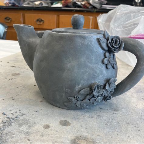 Ceramic Teapot Set Ideas, Pottery Wheel Teapot, Ceramic Teapot Design, Ceramics Teapot Ideas, Tea Pot Clay, Teapot Ceramic Ideas, Ceramic Teapots Handbuilt, Teapot Clay, Teapot Pottery