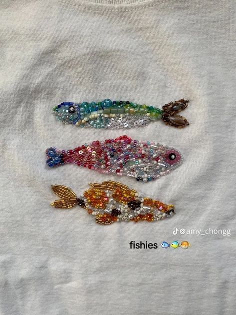 Beaded Fish Shirt, Tshirt Beading Ideas, Embroidery Bead Shirt, Beaded T Shirts Diy, Bead Shirt Diy, Bead Embroidery Beginner, Embroidered Beaded Shirt, Fish Bead Embroidery, Bead Embroidered Shirt