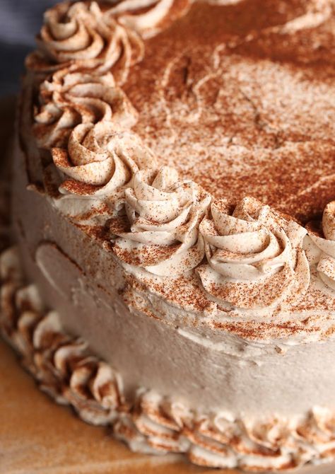 Cinnamon Roll Pound Cake, Cinnamon Buttercream Frosting, Cinnamon Cake Recipes, Cake With Frosting, Biscuit Cinnamon Rolls, Cinnamon Buttercream, Cinnamon Glaze, Chocolate Peanut Butter Desserts, Yummy Deserts