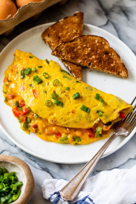 Western Omelette – WellPlated.com Omelette Plating Ideas, Christmas Omelette, Omelette Plating, Western Meals, Skillet Ravioli, Omelette Ideas, Western Omelette, Homestyle Meatloaf, Food For Guests