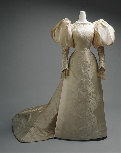 House of Worth Wedding Dress, circa 1896 - those puffed sleeves! House Of Worth, 1890s Fashion, 파티 드레스, Evolution Of Fashion, Victorian Wedding, Antique Wedding, Wedding Gowns Vintage, Antique Dress, Retro Mode