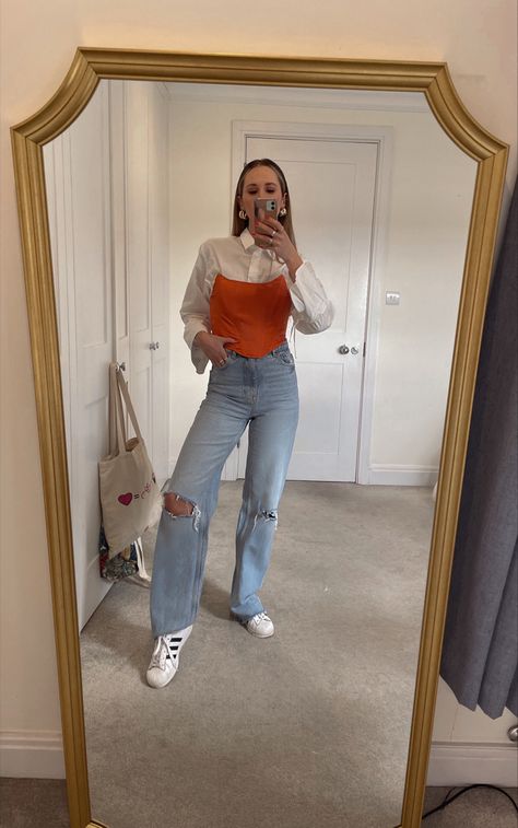 Style inspiration for brunch. Oversized shirt, corset and wide leg jeans. Casual but edgy and chic Corset And Shirt, Outfit With Corset, Wide Leg Jeans Casual, Shirt Corset, Oversized Shirt Outfit, Sunday Brunch Outfit, Outfit Oversize, Jeans Casual, Brunch Outfit