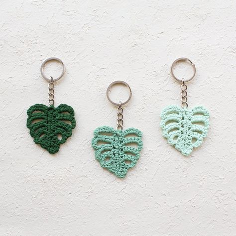 This crochet Monstera leaf keychain is a unique and thoughtful gift for plant lovers. It's made with sturdy cotton yarn and features a realistic leaf shape. The keychain is also lightweight and easy to attach to a bag or.#crochetkeychain #handmadegifts #DIYkeychain #crochetlove #keychainaddict Green Crochet Keychain, Crochet Leaf Keychain, Leave Crochet, Crochet Key Rings, Crochet Cute Keychain, Crochet Keychain Free, Cute Crochet Keychains, Crochet Monstera Leaf, Nature Crochet