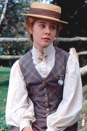 Anne of Green Gables: The Sequel (1987) Megan Follow Plays Anne Shirley ★ Toronto stage and wardrobe designer Martha Mann created the costumers for the first two films and the fourth film.  ★ Mann's design for Anne the Sequel took Megan Follows from being a child to a young ingenue. Megan Follows, Anne Shirley, Kindred Spirits, Anne With An E, Little Women, Anne Of Green, Anne Of Green Gables, Green Gables, Period Dramas