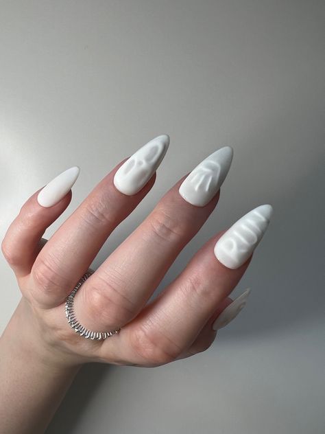 Classy Nails Halloween, 3d Ghost Nails, Simple Ghost Face Nails, Ghost On Nails, Halloween 3d Nails, Bride Of Frankenstein Nails, White Ghost Nails, Halloween Nails White, Halloween Nails Ghostface