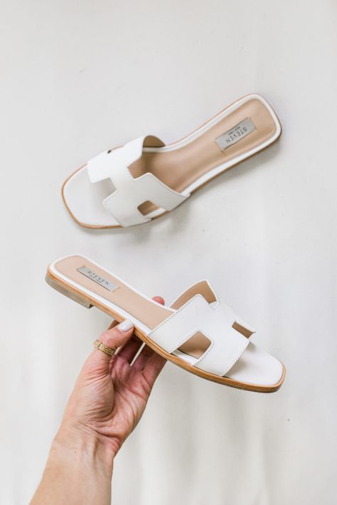 Aesthetic Flat Sandals, White Slides Outfit Summer, Fancy Flats For Women, Summer Flats 2023, Luxury Sandals Flat, Summer Shoes Aesthetic Sandals, Sandals For Greece, Summer Sandles 2023, Trendy Beach Flats