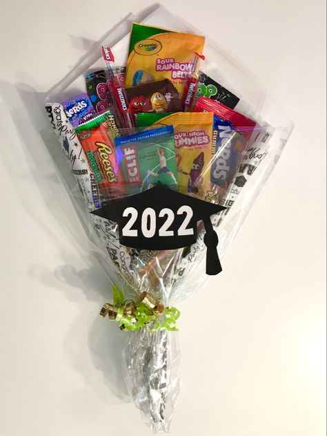 Graduation Bouquet Ideas For Kids, Grad Candy Bouquet, Graduation Candy Bouquet Diy, Tk Graduation Gift Ideas, Kindergarten Graduation Bouquet, Candy Bar Bouquet Diy, Kids Graduation Gifts, Graduation Arrangements, Graduation Bouquet Ideas