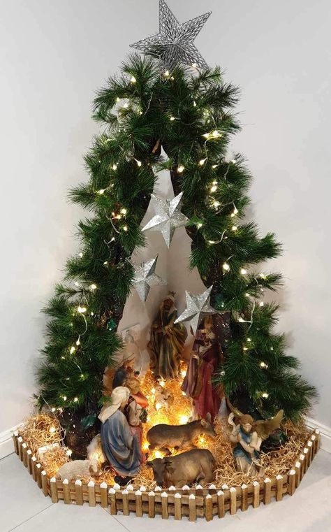 Nativity Christmas Decorations, Nativity Themed Christmas Tree, Navity Scene Ideas Diy, Xmas Crib Ideas, Belen Christmas Decor Diy, Christmas Crib Ideas Nativity Scenes, Nativity Decorations Christmas, Nativity Scene Decor Ideas, Pesebres Navidad Ideas Originales