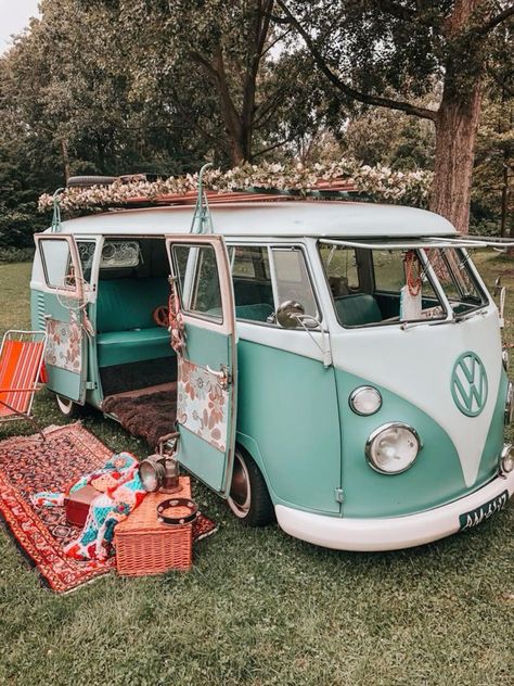 Combi Hippie, Kombi Hippie, Hippy Aesthetic, Mundo Hippie, Kombi Motorhome, Hippie Car, Kombi Home, Quotes Relationships, Vintage Vw Bus