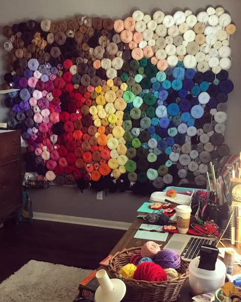 Can you say Yarn Goals? Take a look at this clever, gorgeous solution to organizing and displaying your huge yarn collection! Hanging Feather Decor, Knitting Room Ideas, Crochet Organization, Yarn Storage Ideas, Yarn Room, Yarn Display, Knitting Room, Yarn Collection, Crochet Organizer