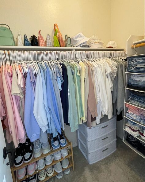 Different Closet Ideas, Color Organized Closet Aesthetic, Orginazation Closet Ideas, Organized Aesthetic Closet, Apartment Clothing Rack, Re Organize Closet, Cute Closet Organization Ideas, Closet Inspo Organization, Clean Closet Inspiration