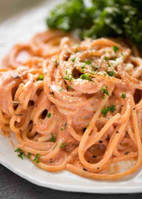 Creamy tomato pasta on a plate with marinated kale salad. Creamy Tomato Pasta Sauce, Tomato Cream Sauce Pasta, Marinated Kale, Tomato Pasta Bake, Creamy Tomato Pasta, Cream Sauce Pasta, Cream Pasta, Chicken Alfredo Pasta, Cream Sauce Recipes