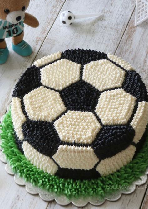 Soccer Party Cake Ideas, Birthday Cake Ball Theme, Soccer Birthday Themes, Soccer Cake Decorations, Soccer Ball Birthday Party Ideas, Soccer Ball Theme Birthday Party, Buttercream Soccer Cake, Soccer Football Cake, Soccer Birthday Cupcakes