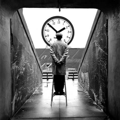 Today, it is with great pleasure that I bring you a Met Exclusive – a rare, one-on-one interview with photographer Rodney Smith. Smith isn’t your typical photographer. Though he graduated from the University of Virginia, he earned a Masters in Theology from Yale and later taught at that prestigious university. He’s worked with editorial and … Ideas Cuadros, Rodney Smith, Carlos Castaneda, Chuck Palahniuk, Diane Arbus, Boy Boy, Cicely Mary Barker, Crop Circles, Anais Nin