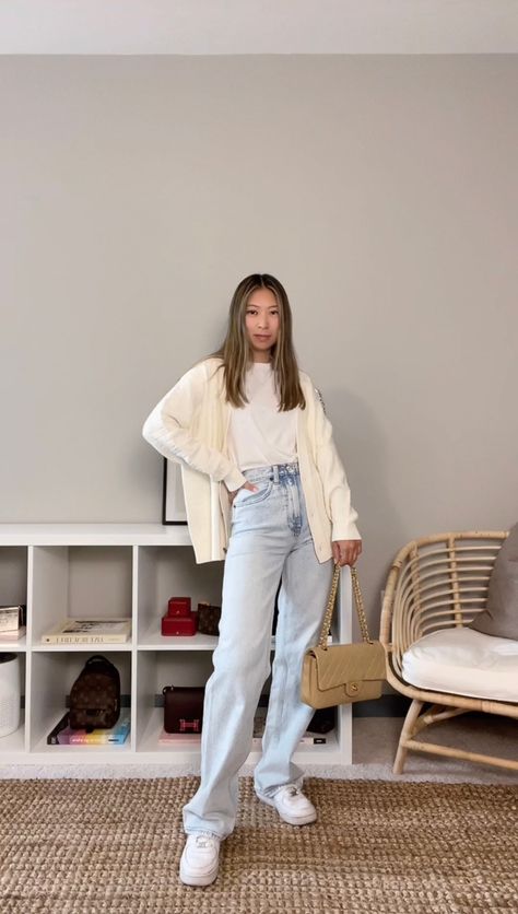 White Tee And Cardigan Outfit, Jeans And White Cardigan Outfit, White Cardigan Blue Jeans Outfit, White Cardigan And Jeans Outfit, Cardigan And Shirt Outfit, Nike White Sneakers Outfit, Outfit With White Cardigan, How To Style White Cardigan, White Knitted Cardigan Outfit