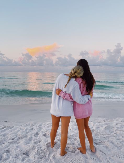 Cute Friend Poses, Beach Vacation Pictures, Halloween Costumes 2022, Beach Poses With Friends, Cute Beach Pictures, Beach Instagram Pictures, Friendship Photoshoot, Preppy Beach, Summer Poses