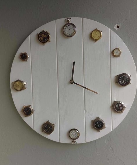 Crafts Ideas Aesthetic, Watches Crafts Ideas, Homemade Clocks, Large Wall Clock Decor, Pallet Clock, Pallet Home Decor, Clock Design Ideas, Clock Craft, Old Watch