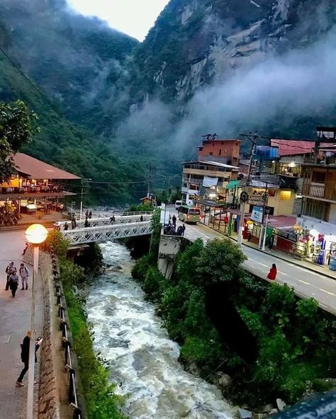 Aguas Calientes 😍 Cusco Perú 🇵🇪 Huacachina Peru, Peru Vacation, Peru Travel Guide, Cusco Peru, Sacred Valley, San Blas, Exotic Places, Peru Travel, Destination Voyage