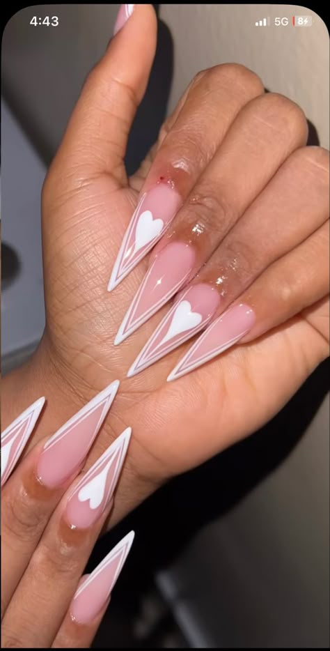 Clear Stilleto Nails, Birthday Nails Pointy, Stalitoes Nails Design, Cute Pointy Nails, Basic Stiletto Nails, Pink French Tip Stiletto Nails, Stilleto Nails French Tip Designs, Stelltos Nails Design, Stilleto Frenchies