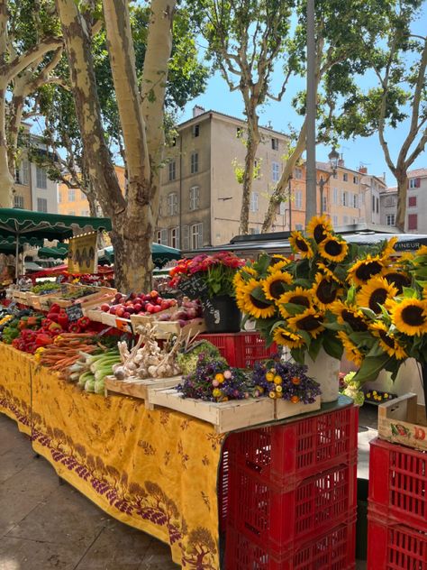 marché d’aix - summer - aix en provence - south of france - traveling - flowers - fruits - europe - travel goals - instagram aesthetic - 2023 - pinterest #aesthetic #instagram #southoffrance #france #europe #aixenprovence #photography #inspiration #pinterest #summer South Of France Autumn, South Of France Food, Aix En Provence Aesthetic, Provence France Aesthetic, South France Aesthetic, Provence Aesthetic, France Vibes, South Of France Aesthetic, 2024 Era