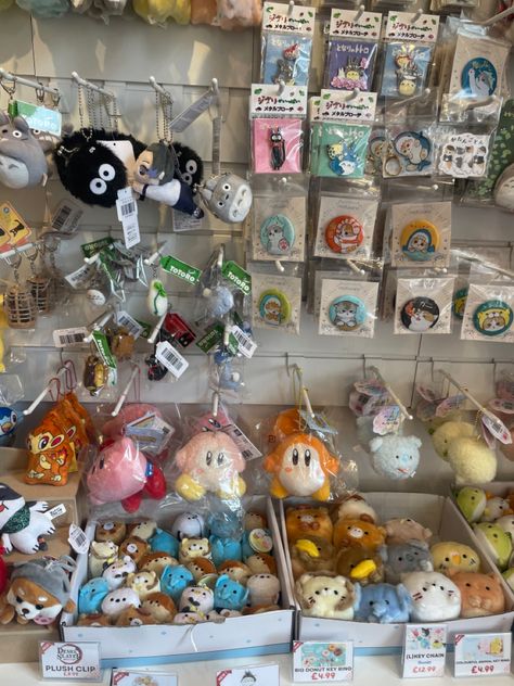 keychains and badges of sanrio kirby studio ghibli totoro kikis delivery service Japan Holidays, Sanrio Japan, Kawaii Diy, Diy Crafts To Do, Cute Keychain, All Things Cute, Cute Little Things, Funny Cute Cats, Cute Toys