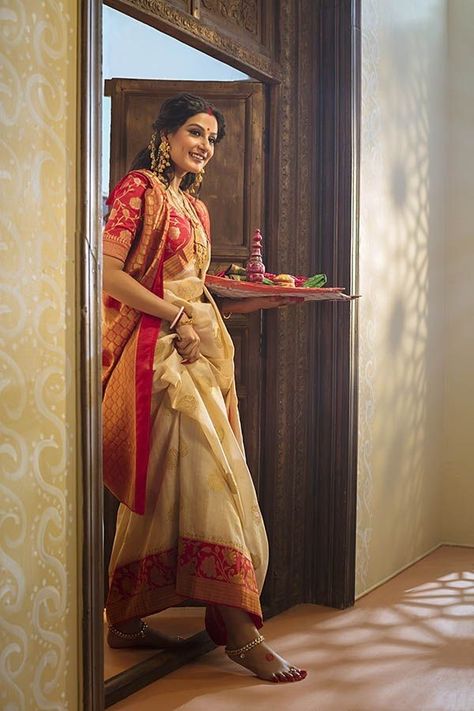 Saree Styles Bengali, Kolkata Saree Look, Bangoli Saree Pose, Bangoli Saree Fashion, Bengali Saree Poses, Bengali Bride Aesthetic, Bangoli Saree Traditional Look, Bengali Look Photoshoot, Traditional Bengali Saree Look