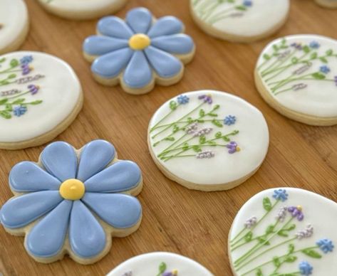 Tea Party Sugar Cookies Royal Icing, Easy Birthday Cookies Decorated, Wildflower Wedding Cookies, Wild Flower Sugar Cookies, Flower Decorated Sugar Cookies, Flower Sugar Cookies Royal Icing, Summer Decorated Sugar Cookies, Beginner Sugar Cookie Designs, Simple Decorated Sugar Cookies