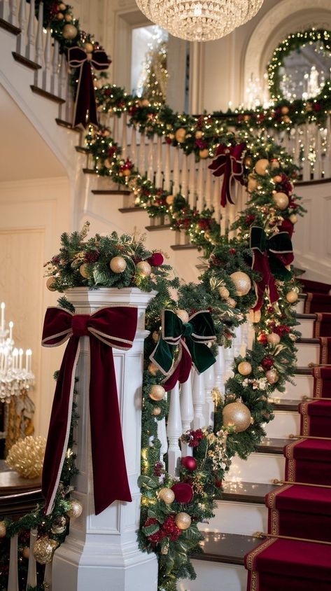 Luxury Christmas Decor, Christmas Stairs, Christmas Staircase, Christmas Dreaming, Cozy Christmas Decor, Classy Christmas, Christmas Interiors, Christmas Themes Decorations, Christmas Feeling