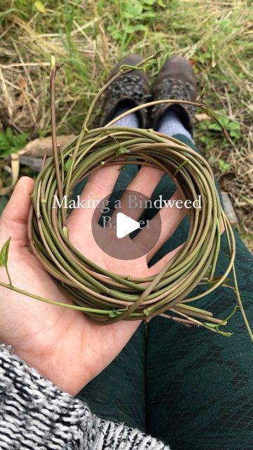 Willow Baskets Weaving, Crafts With Natural Materials, Straw Weaving Tutorial, Nature Materials Craft, Weaving Projects Ideas, Natural Weaving, Wheat Weaving, Circle Weaving, Grass Weaving