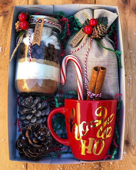 Hot Cocoa Xmas Gift, Christmas Gifts Chocolate, Christmas Hot Chocolate Gift Basket, Hot Cocoa Diy Christmas Gift, Hot Chocolate Gift Box Ideas, Hot Chocolate Baskets Diy, Chocolate Jar Gift Ideas, Hot Cocoa Box Gift Ideas, Hot Chocolate Box Gift Ideas