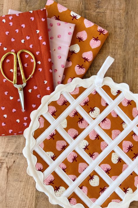 Pie Pot Holder, Lattice Pie, Fall Sewing Projects, Fall Sewing, Sewing Machine Projects, Small Sewing Projects, Christmas Sewing, Easy Sewing Projects, Diy Sewing Projects