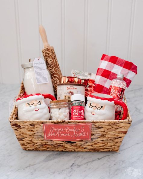 If you need an easy gift idea, here are six beautiful DIY gift basket ideas that are budget friendly. The DIY gift baskets can be used for birthdays, hostess gifts, Thank You, Christmas and other holiday events. Diy Gift Sets For Christmas, Christmas Goodie Basket Ideas, Seasonal Gift Basket Ideas, Diy Christmas Gifts With Pictures, Mom Christmas Basket Ideas, Christmas Welcome Basket For Guests, Jolly Basket Ideas, Baskets Christmas, Christmas Gift Basket Ideas For Work