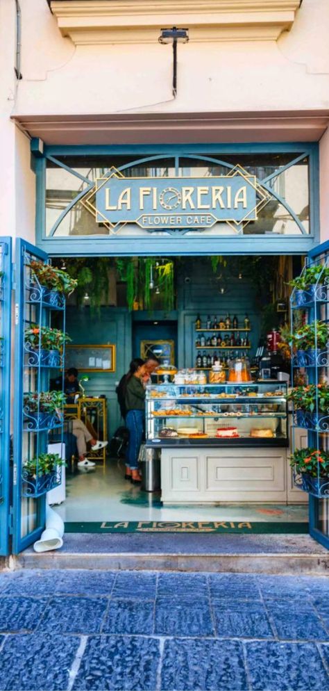 Italian Cafe Design Coffee Shop, Italy Cafe Design, Italian Restaurant Signage, Italian Street Restaurant, Italy Cafe Interior, Italian Cafe Decor, Italy Restaurant Aesthetic, Italian Cafe Design, Italian Cafe Aesthetic