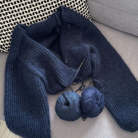 Morecaknit • Kate (@morecaknit) • Photos et vidéos Instagram Wool Knitting Ideas, Different Knit Stitches, Knitting Aesthetic Dark, Knitting Project Ideas, Diy Cardigan, Hand Knitting Diy, Diy Textiles, Knit Ideas, Handmade Wardrobe