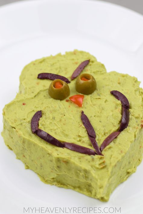 Grinch Guacamole - Fun Christmas Appetizer Grinch A Mole, Grinch Avocado Dip, Grinch Guacamole Dip, Grinch Cheese Ball, Grinch Friendsmas, Grinch Guacamole, Grinch Appetizers, Grinch Brunch, Whoville Party