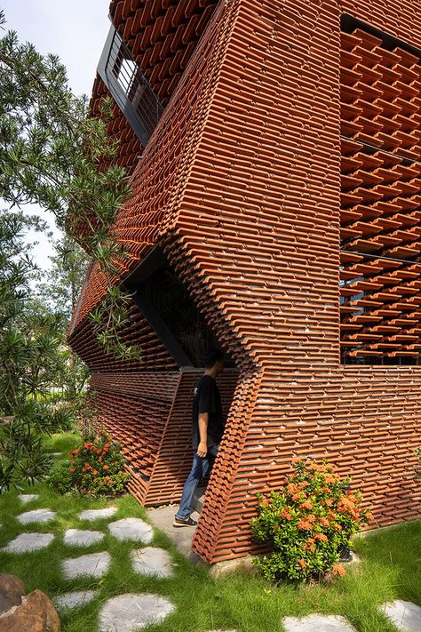 H&P architects' latest clay tile structure unfolds as a nature-infused dwelling in vietnam Penthouse Interior Design, Brick House Designs, Shigeru Ban, Geothermal Energy, Brick Architecture, Soil Layers, Clay Tiles, Terracotta Tiles, Red Bricks