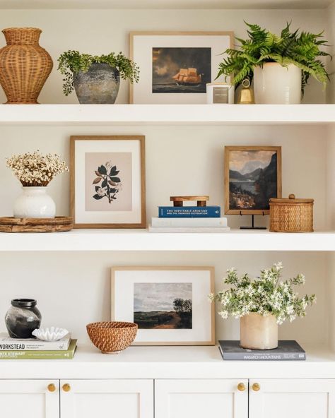 Shelf Inspiration, Room Needs, Shelf Decor Living Room, Living Room Built Ins, Bookshelves In Living Room, Different Art, Salon Suites, Home Board, Living Room Shelves