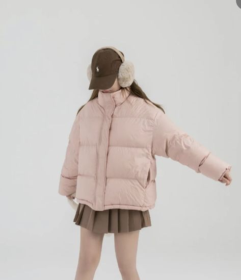 Puffer Jacket Outfit Pink, Pink Puffer Jacket Outfit Winter, Pink Winter Fashion, Beige Puffer Jacket Outfit, Pink Puffer Jacket Outfit, Cropped Puffer Jacket Outfit, Beige Puffer Jacket, Puffer Outfit, Pink Puffer Jacket