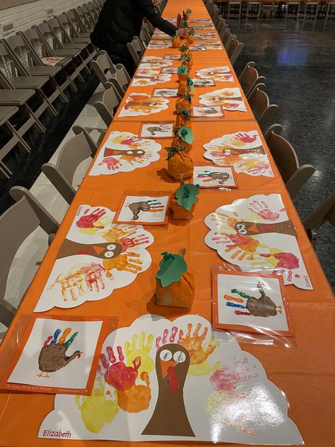 Thanksgiving Craft Table Decor, School Friendsgiving Ideas, Preschool Thanksgiving Table Centerpiece, Thanksgiving Place Mat Crafts For Kids, Thanksgiving Lunch Decorations, Preschool Thanksgiving Table Decorations, Thanksgiving Crafts Placemats, Thankful Art For Toddlers, Thanksgiving Centerpieces Diy Preschool