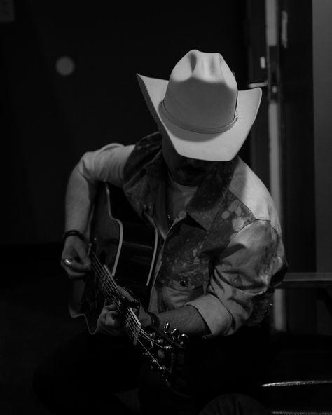 Country Singer Aesthetic Men, Singer Hat, Country Singer Aesthetic, Country Music Aesthetic, Cowboy Casanova, Cowboy Praying, Tennessee Aesthetic, Savannah Brown, Singer Aesthetic