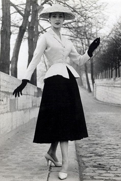 Christian Dior's New Look, 1947 #happybirthdaydior Christian Dior New Look, 40s Mode, Dior New Look, Style Parisienne, Fashion 1940s, 1950 Fashion, Glamour Vintage, Fifties Fashion, Paris Mode