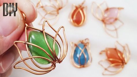 Wire Wrapped Pendant Tutorial, Flower Wire, Free Jewellery Making Tutorials, Wire Wrap Cabochon, Wire Wrapped Stone Jewelry, Wire Wrap Jewelry Designs, Wire Wrapping Diy, Wire Jewelry Making, Wire Wrapped Jewelry Tutorials