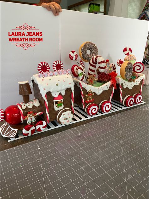 Candy Trains For Christmas, Train Christmas Decorations, Gingerbread Train Diy, Polar Express Box Car Ideas, Gingerbread Train Ideas, Christmas Train Diy, Christmas Candy Store, Fake Candy Decorations Diy, Train Diy