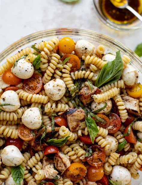 grilled chicken caprese pasta salad Chicken Caprese Pasta Salad, Salad Recipe With Chicken, Chicken Caprese Pasta, Grilled Chicken Caprese, Layered Pasta, Chicken Caprese, Recipe With Chicken, Spiral Pasta, Caprese Pasta Salad